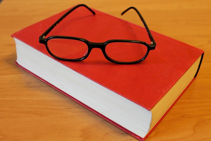 Brille liegt auf Buch